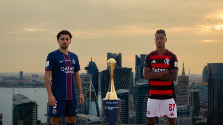 Marquinhos y Bruno Henrique, de PSG y Flamengo, posan junto a la Copa Intercontinental. Los dos equipos buscan ganar la copa.