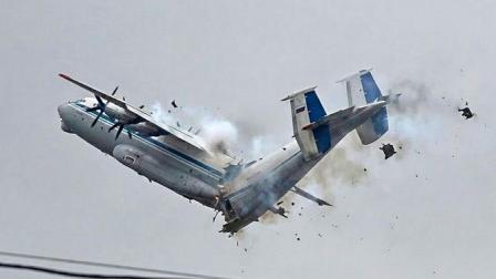 Un avión ruso se partió en dos y toda la tripulación se perdió.