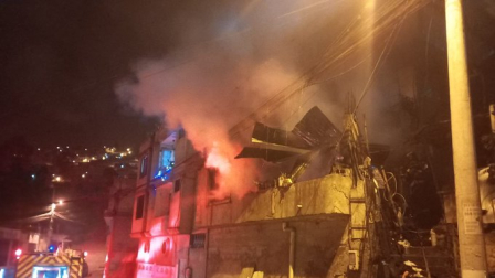 El fuego consumió una bodega ubicada en el segundo piso de una vivienda.