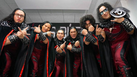 Desde hace casi 30 años, esta banda ecuatoriana reinventa clásicos con una mezcla afinada de balada, pop y rock que se ha convertido en su sello. Pero lo suyo va más allá del sonido: sus conciertos destacan por vestuarios audaces, escenografías memorables y una energía que ha cruzado fronteras.