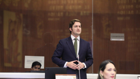 El asambleísta Esteban Torres, de ADN, presentó la moción ante el Pleno de la Asamblea Nacional.