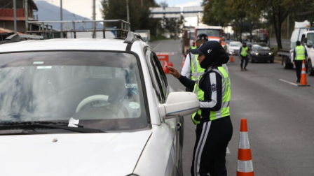Los agentes de tránsito controlan la restricción vehicular en Quito.