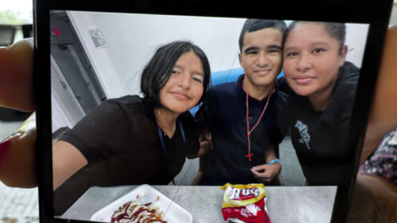 Fotografía de una de las visitas que la madre pudo hacer a su hijo en el centro de detención.