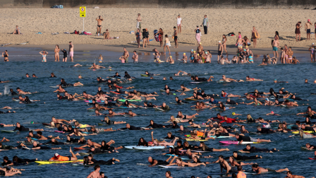 Surfistas y nadadores se reunieron en la playa Bondi para rendir homenaje a las víctimas del ataque del domingo 14 de diciembre de 2025.
