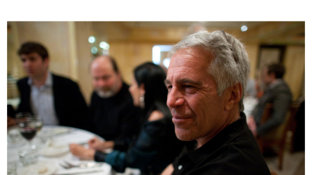 El pederasta Jeffrey Epstein durante una cena sin fecha ni lugar especificado.