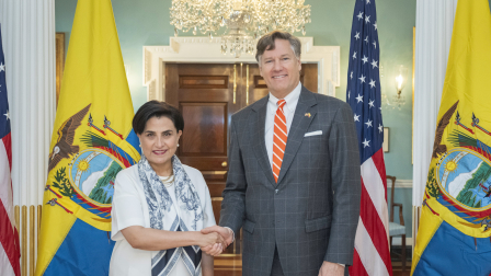 El presidente del directorio de la MCC, Christopher Landau, junto con la canciller Gabriela Sommerfeld