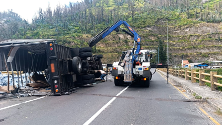 El camión quedó varado en la avenida Simón Bolívar generando caos vehicular.
