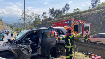 Los Bomberos de Quito tuvieron que liberar a una persona atrapada en un vehículo en la Ruta Viva, este domingo 21 de diciembre.