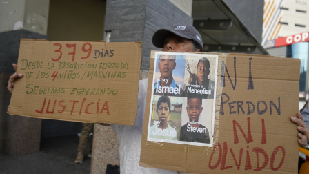 Un plantón con amigos y familiares de "Los 4 niños de las Malvinas" se realiza en la Unidad judicial Alban Borja, en el norte de Guayaquil.