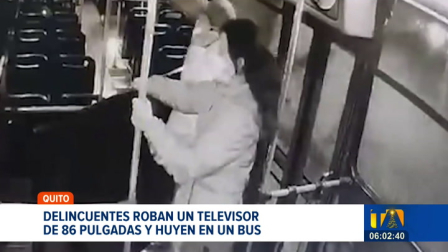 Sospechosos ingresaron a una vivienda ubicada en el sector La Bretaña, en el sur de Quito, y robaron un televisor de 86 pulgadas. Los hombres huyeron a pie y posteriormente abordaron un bus.

Un reportaje de Gustavo Jaramillo