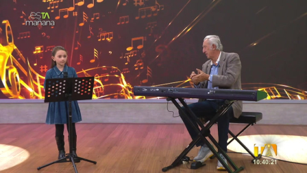 Adriana Isabel Maldonado nos cautiva con su talento. Su abuelo Nelson, en el piano, acompaña un emotivo espectáculo musical.