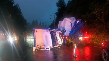 El camión se imáctó contra un poste de luz y un árbol en la Simón Bolívar.