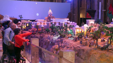 Fotografía del 11 de diciembre de 2025 que muestra personas observando el pesebre más grande de Sudamérica exhibido en la Basílica del Voto Nacional en Quito (Ecuador).