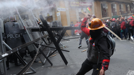 AME194. LA PAZ (BOLIVIA), 23/12/2025.- Integrantes de la Central Obrera Boliviana (COB), se enfrentan con policías durante una protesta este martes, en La Paz (Bolivia). Una marcha convocada por la Central Obrera Boliviana (COB) contra el retiro del subsidio a los combustibles derivó en enfrentamientos con policías que resguardaban los accesos a la plaza Murillo, centro del poder político en La Paz. EFE/ Luis Gandarillas