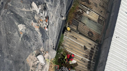 Bomberos atendieron a víctima y extrajeron un auto que cayó en una casa de Quito