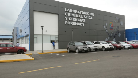 Los familiares acudieron a la morgue de Guayaquil para identificar a las víctimas.