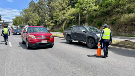 Los agentes de tránsito desplegarán operativos en el norte y centro de Quito, este miércoles 24 de diciembre.