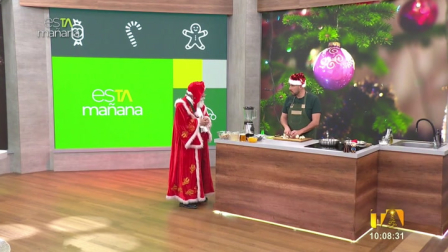 Papá Noel llegó por la chimenea de esTAmañana para ver si los chicos se han portado bien en el año. Un dulce momento.