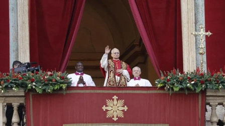 El Papa León XIV durante la bendición del Urbi et Orbi este jueves 25 de diciembre del 2025.