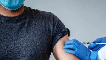 Las autoridades hacen un llamado a la población a vacunarse para prevenir la propagación del virus.