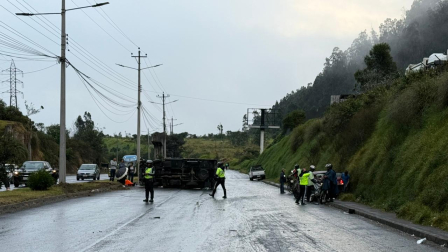 Un camión se volcó en mitad de la vía en la av. Las Palmeras, cerca al redondel de Zámbiza.