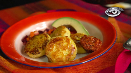 Nacido en la Sierra y arraigado desde tiempos ancestrales, este plato convirtió a la papa en motor del trabajo diario indígena y, con los años, en símbolo de la gastronomía ecuatoriana.