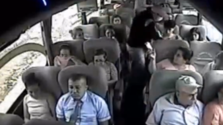 Tres personas armadas despojan de sus pertenencias a pasajeros de bus