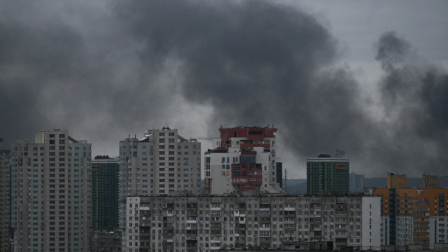 Fotografía que muestra el humo en medio de edificios residenciales después de un ataque con misiles rusos a la capital de Ucrania, Kiev, el 27 de diciembre de 2025