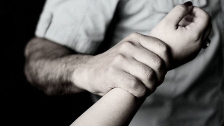 Sentencian a más de 29 años de cárcel a un hombre por violar a su expareja en Ecuador