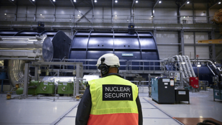 Imagen referencial un agente de seguridad en la planta nuclear Olkiluoto, en Finlandia, el 5 de octubre 5 de 2022
