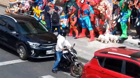 Dos hombres robaban a compradores de monigotes en la calle 6 de marzo, en Guayaquil.