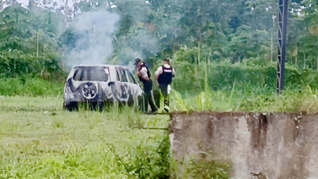 Alarma en Camilo Ponce Enríquez por hallazgo de un vehículo incinerado con restos humanos en su interior.