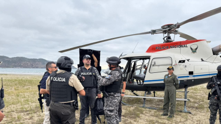 John Reimberg, ministro del Interior, en el cantón Puerto López, en Manabí