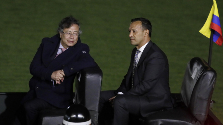 El presidente de Colombia, Gustavo Petro (i), habla junto al ministro de Defensa de Colombia, el general retirado Pedro Sánchez, durante una ceremonia de ascensos militares este lunes, en Bogotá (Colombia). El Gobierno colombiano anunció un aumento sin precedentes del 23,7 % del salario mínimo, que fue fijado para 2026 en dos millones de pesos (unos 535 dólares) incluido el subsidio de transporte, informó Petro. EFE/Carlos Ortega