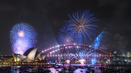Sidney dio la bienvenida al año con juegos artificiales.