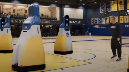 Robots con inteligencia artificial junto al entrenador de los Golden State Warriors, Steve Kerr