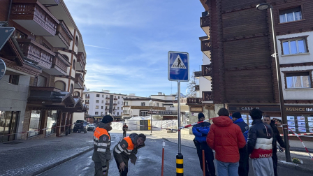 Imagen de la calle de la estación suiza de esquí de Crans Montana, en el cantón de Valais, donde se registró un incendio.