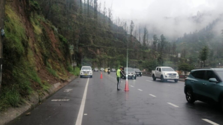 Un deslizamiento de tierra provocó un cierre vial parcial en la av. Simón Bolívar