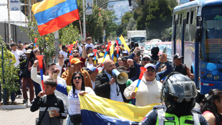 Festejos de Venezolanos residentes en Ecuador, en la Cruz del Papa, luego del ataque y captura de los EEUU a  Nicolás Maduro.