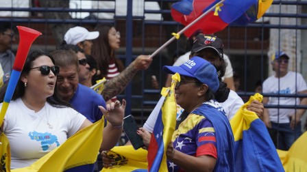 Un grupo de venezolanos se concentraron en los exteriores de la Gobernación del Guayas para festejar la captura de Nicolas Maduro. Fotos: César Muñoz/ API