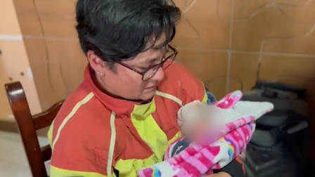 Bomberos rescataron a una recién nacida en el norte de Quito.