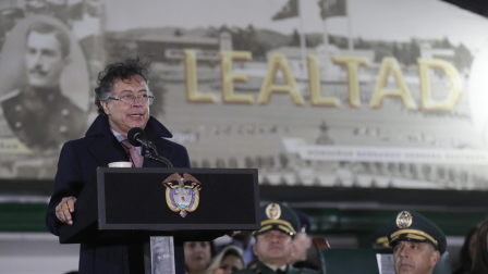 El presidente de Colombia, Gustavo Petro, habla en una ceremonia de ascensos militares este lunes, en Bogotá (Colombia).