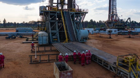 Una torre de perforación en un bloque petrolero que forma parte de la Faja del Orinoco en Venezuela (en el oriente del país).