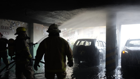 Un incendio se registró en un parqueadero en el centro de Guayaquil.