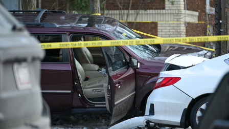 El auto en el que una mujer asesinada por un agente de Inmigración y Aduanas (ICE) en Minnesota.