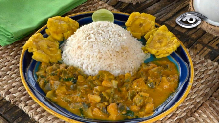 Está en la mesa de más de tres mil quinientos millones de personas y hoy es el segundo cereal más comercializado del planeta. En Ecuador, forma parte del día a día y de platos que definen la cocina nacional, desde los secos hasta las menestras.