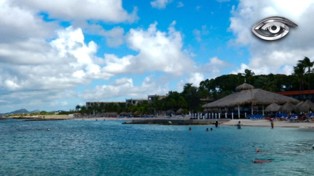Pequeña en tamaño, Curazao destaca por su historia y su mezcla cultural. Con influencias europeas, africanas y americanas, en la isla conviven varios idiomas y tradiciones. Un rincón del Caribe donde la diversidad se vive en sus calles, su gente y su gastronomía.