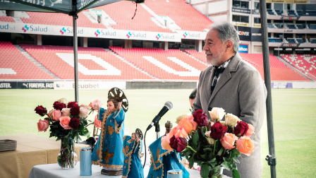 Isaac Álvarez, directivo de Liga de Quito, en la misa en el estadio Rodrigo Paz Delgado