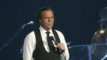 Exempleadas de Julio Iglesias lo denuncian por trata y acoso sexual