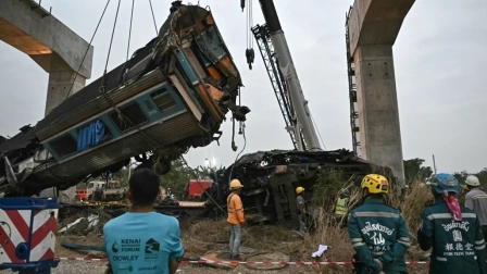 Grúa cae sobre tren de pasajeros y mata a 32 en Tailandia